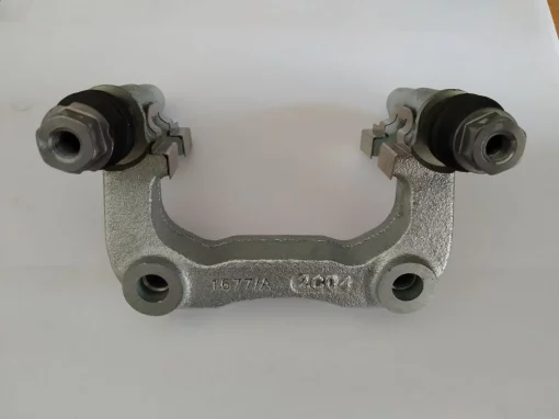 Скоба заднього супорта права (з напрямними) 10030912